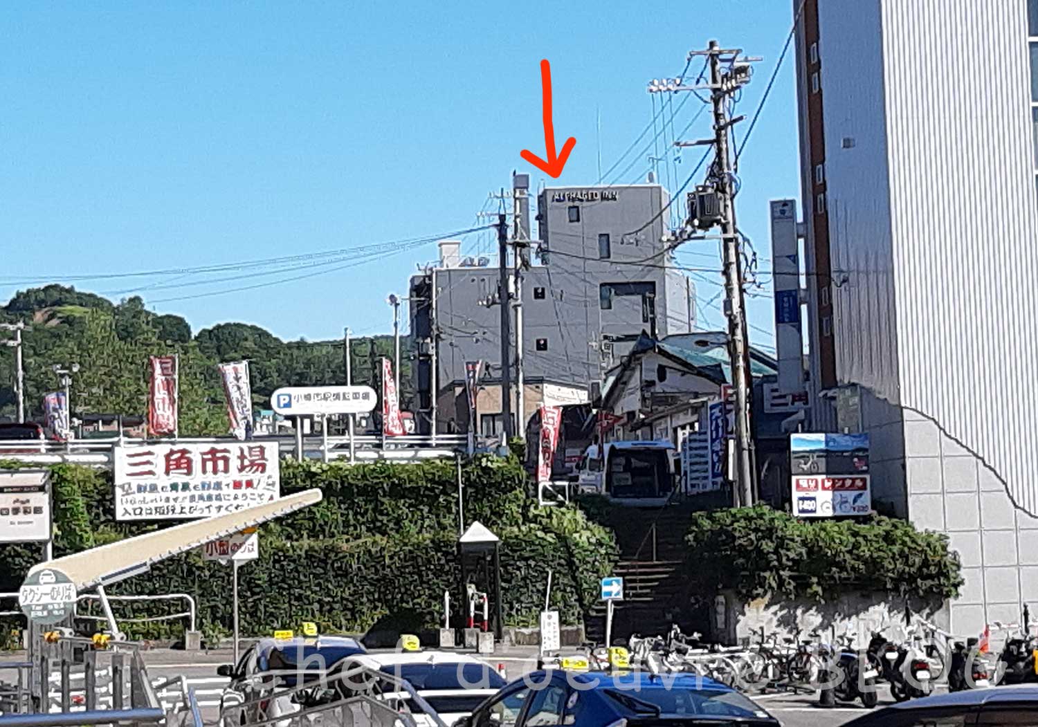 小樽駅から階段とホテルが見える