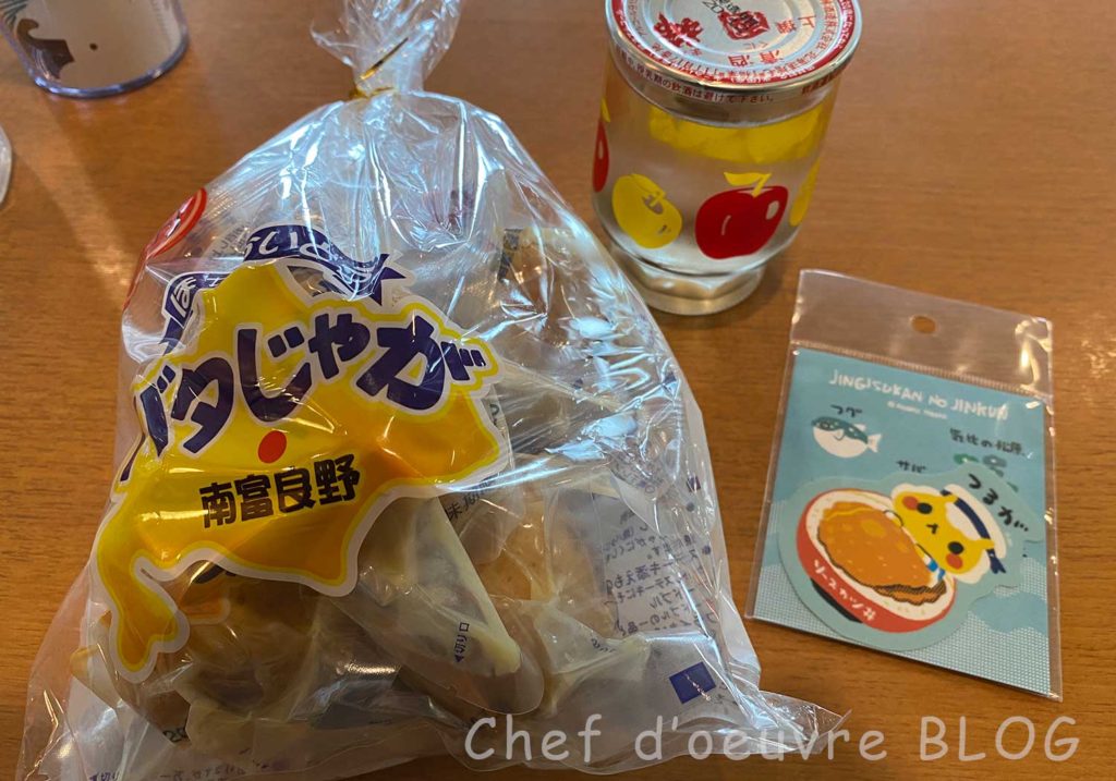 新日本海フェリーの売店で　じゃがバターと日本酒とステッカー
