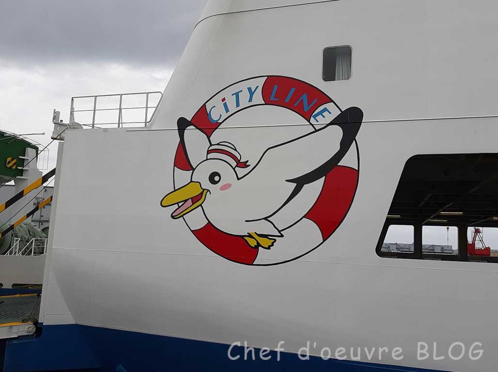 名門大洋フェリーおおさかⅡ船体のロゴ