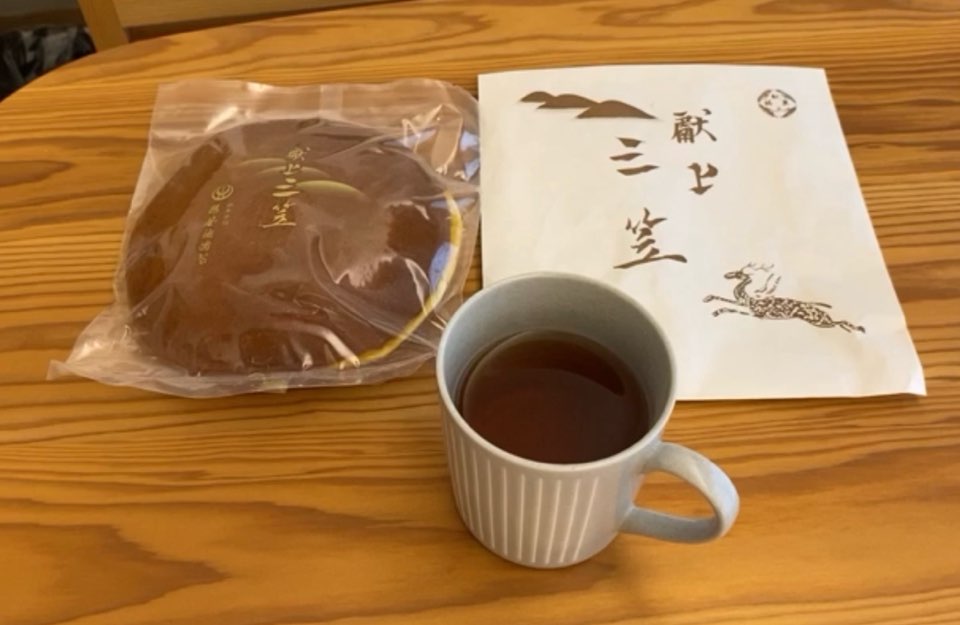 鶴屋徳満さんで購入した献上三笠と和紅茶