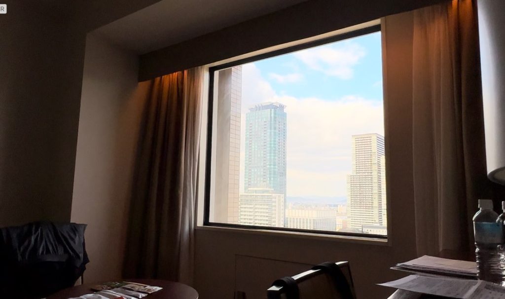 ホテル阪神大阪ダブルルームのベッドからみた窓の景色