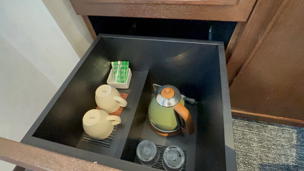 ホテルアル京都　客室内のカップや電気ケトル