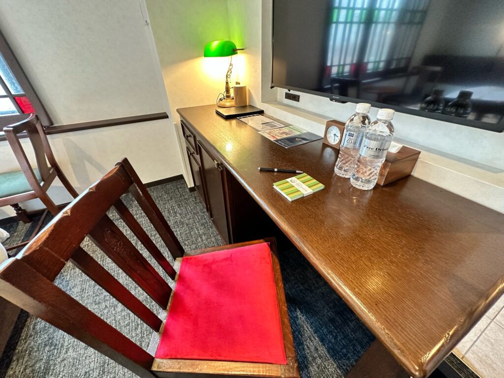 ホテルアル京都　客室の作業机